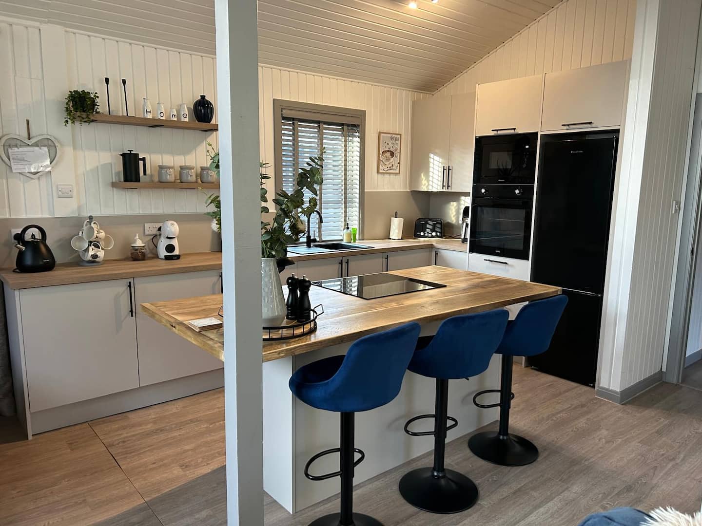 Modern fitted kitchen with breakfast bar